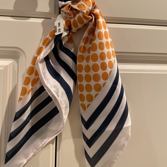 Urban Outfitters Scarf Scrunchie New With Tag - Picture 2 of 2